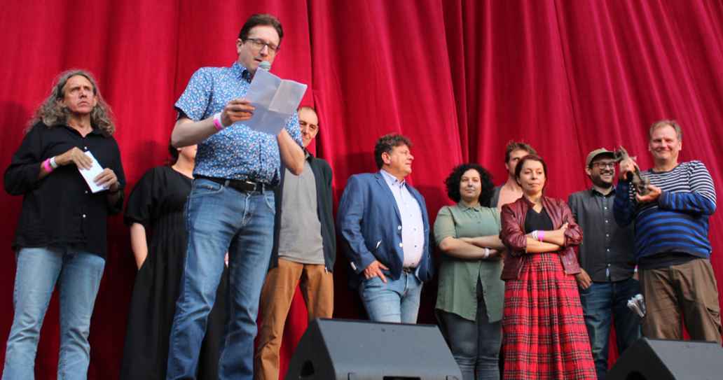 De Apache-ploeg neemt de Prijs van de Democratie in ontvangst. Foto: Jef Geldof, 2022.